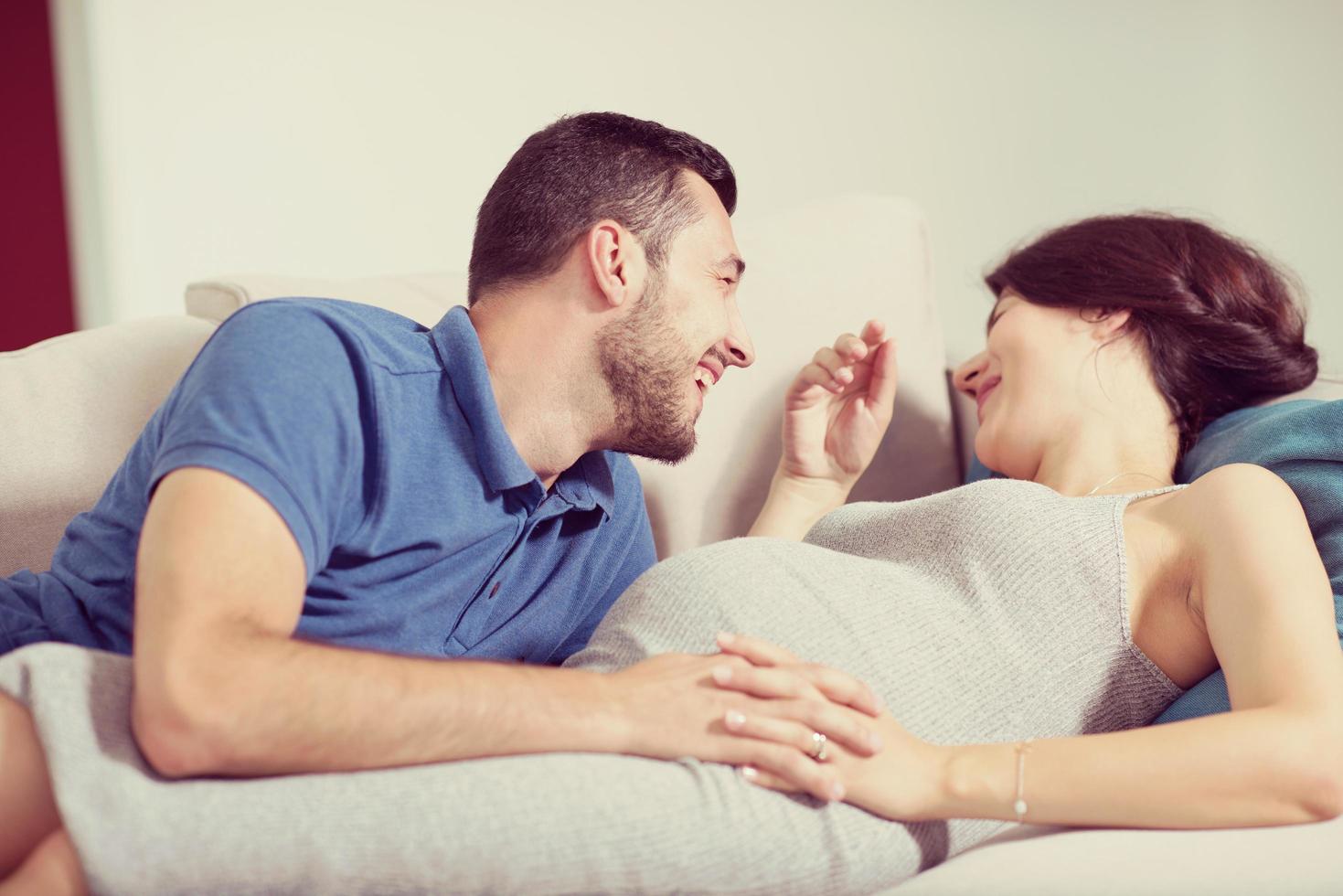 toekomst vader luisteren de buik van zijn zwanger vrouw foto