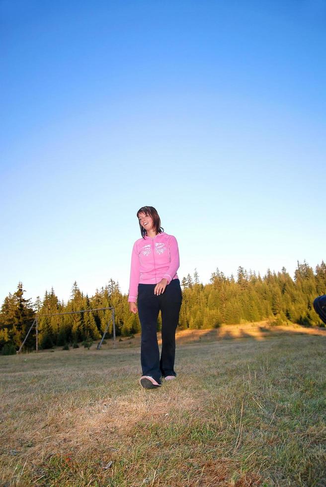 vrouw loopt naar buiten foto