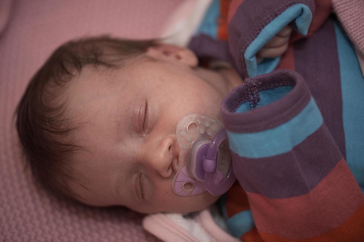 een maand pasgeboren baby slapen in bed foto