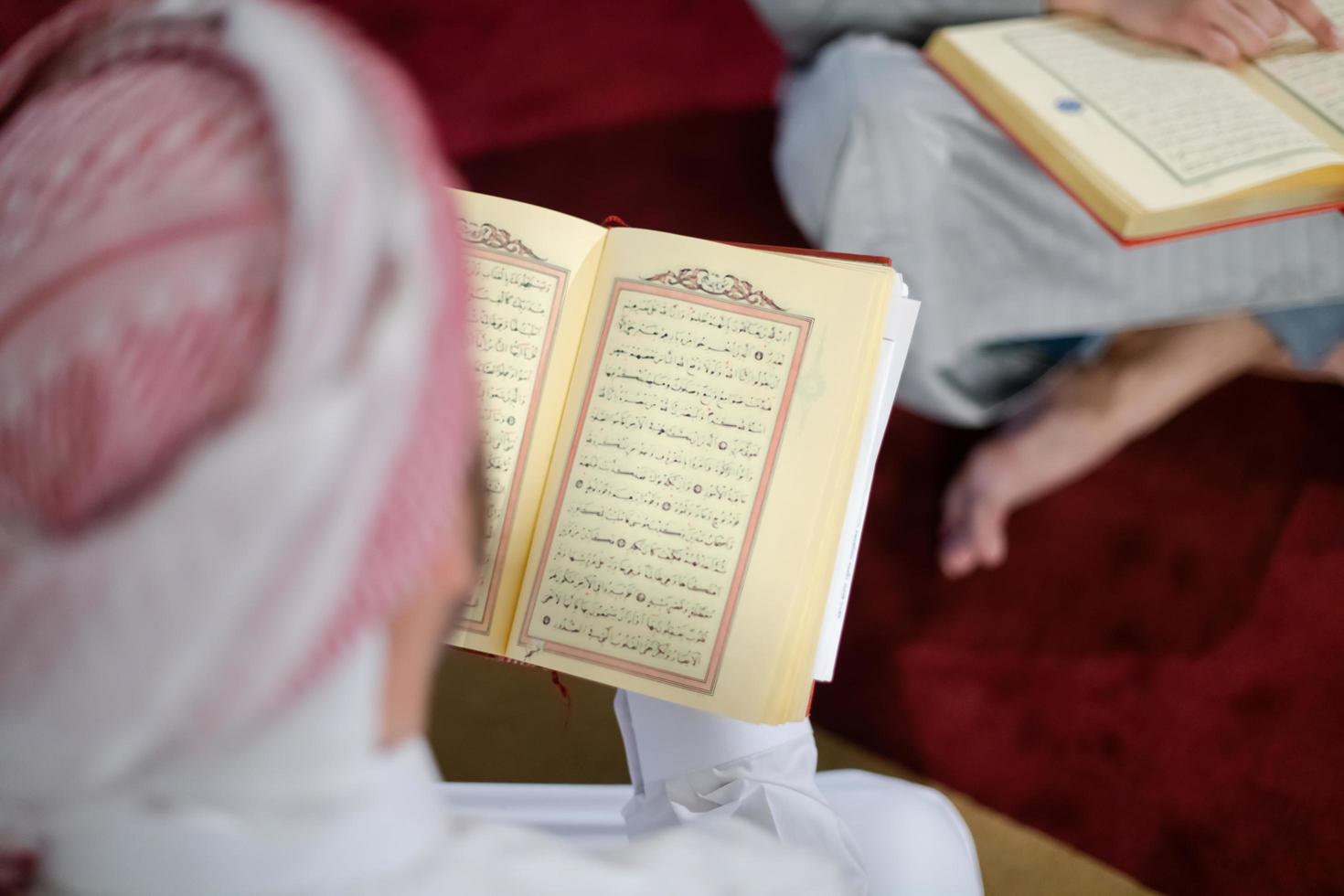 twee moslim mensen in moskee lezing koran samen concept van Islamitisch onderwijs foto