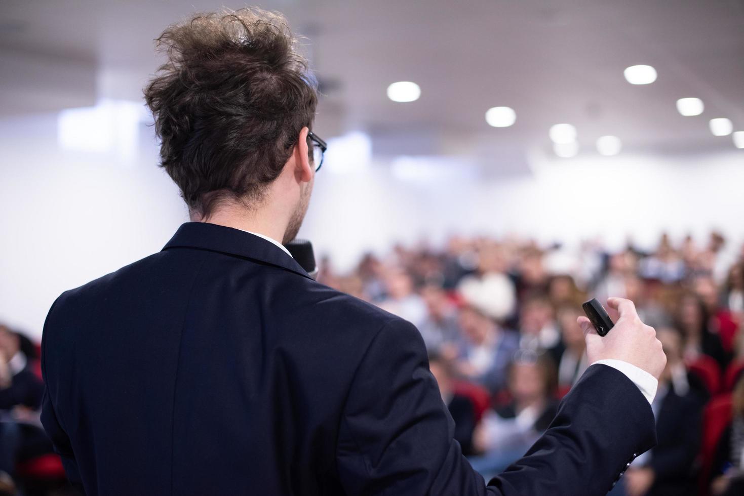 zakenman geven presentaties Bij conferentie kamer foto