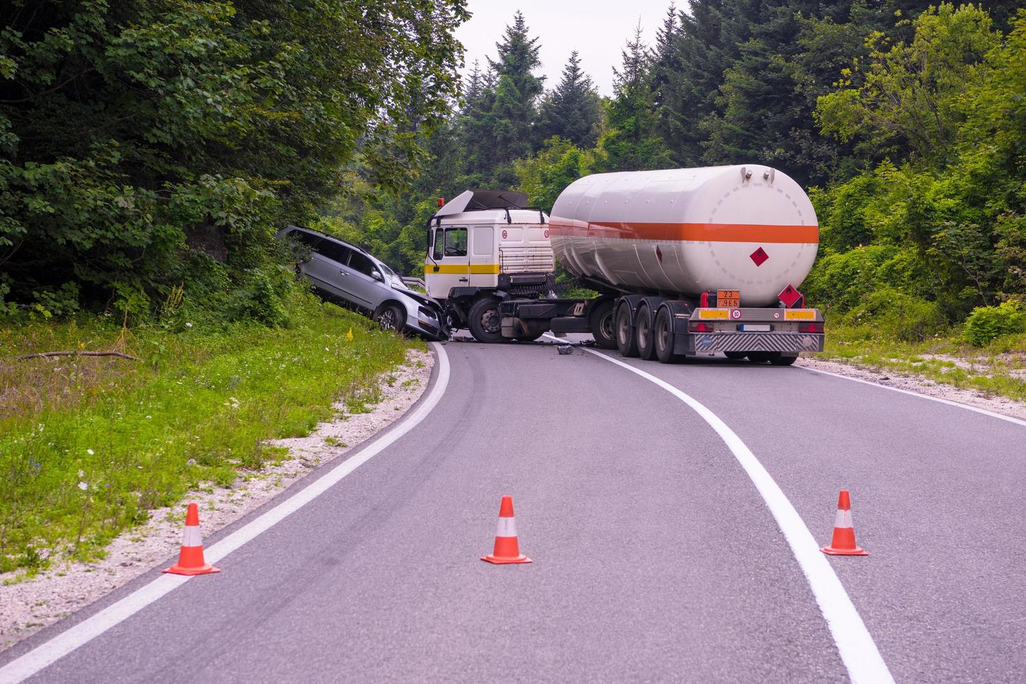 vrachtauto en auto Botsing ongeluk foto