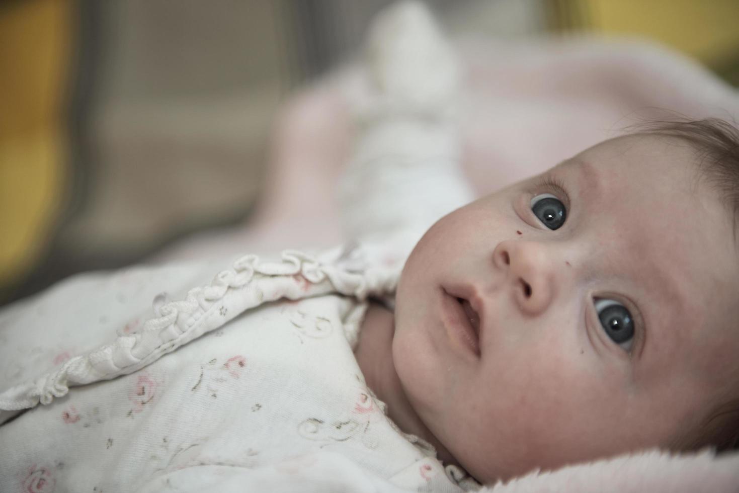 gelukkig pasgeboren weinig baby grijnzend foto