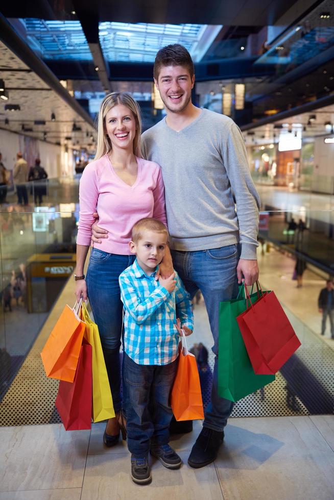 Zweden, 2022 - familie in boodschappen doen winkelcentrum foto