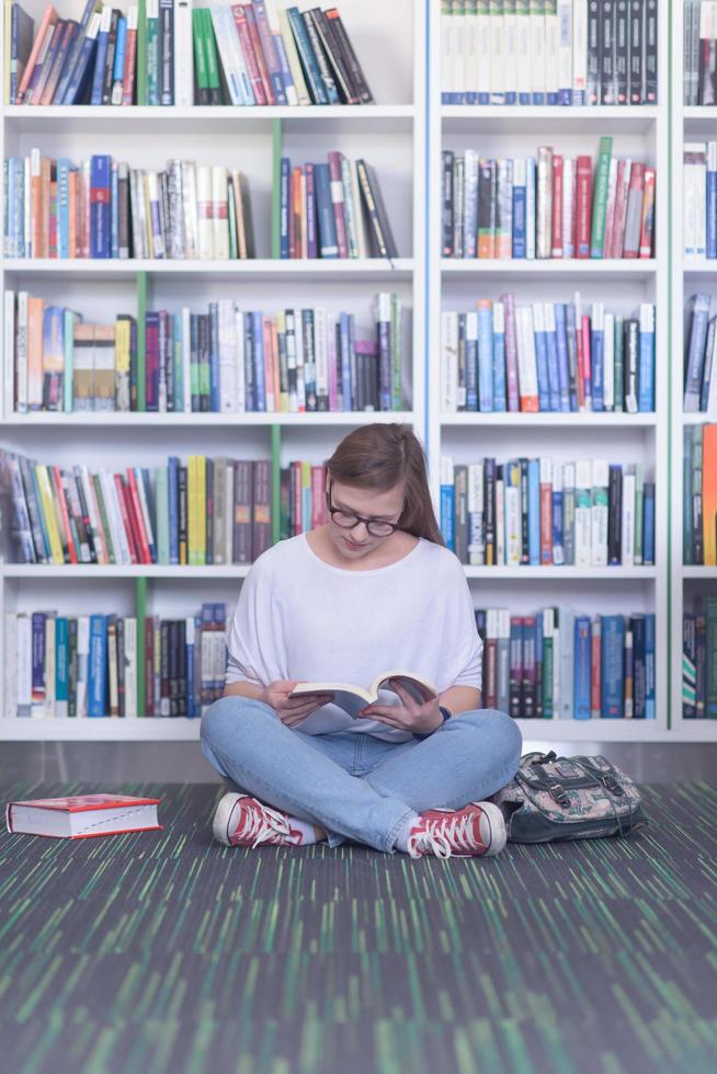 famale leerling lezing boek in bibliotheek foto