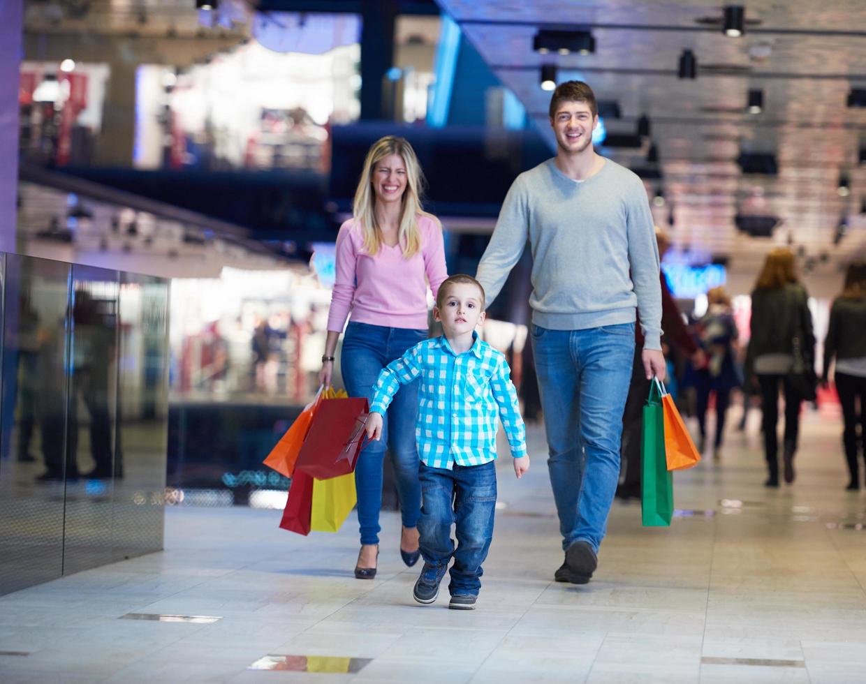 Zweden, 2022 - familie in boodschappen doen winkelcentrum foto