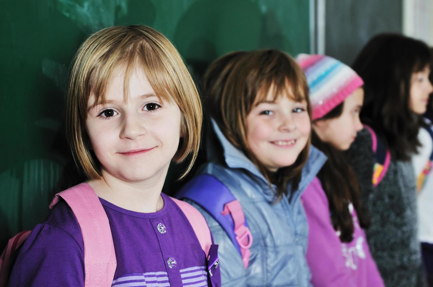 gelukkig kinderen groep in school- foto