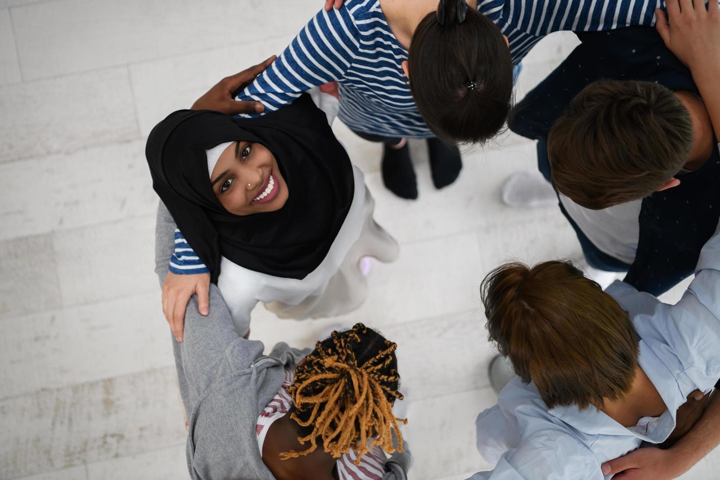 top visie van verschillend groep van mensen staand omarmen en symboliseert saamhorigheid foto