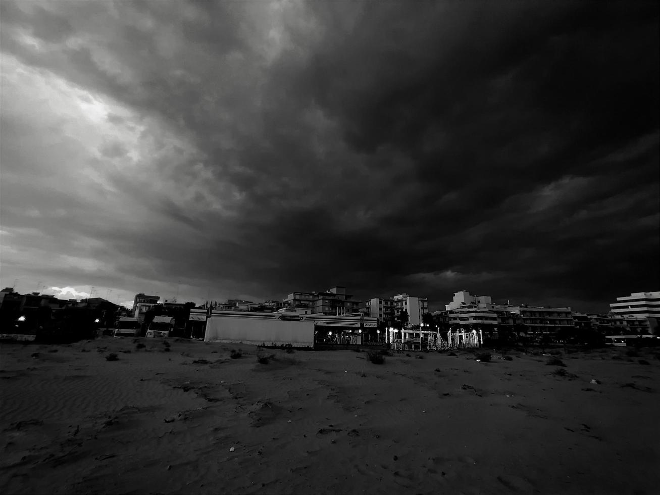 bedreigend luchten. regen wolken en zwart lucht getextureerde achtergrond. foto