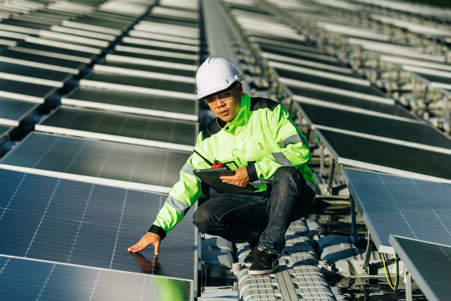 de portret van een jong ingenieur cheques fotovoltaïsche zonne- panelen. concept. hernieuwbaar energie technologie elektriciteit onderhoud, groen stroom. foto