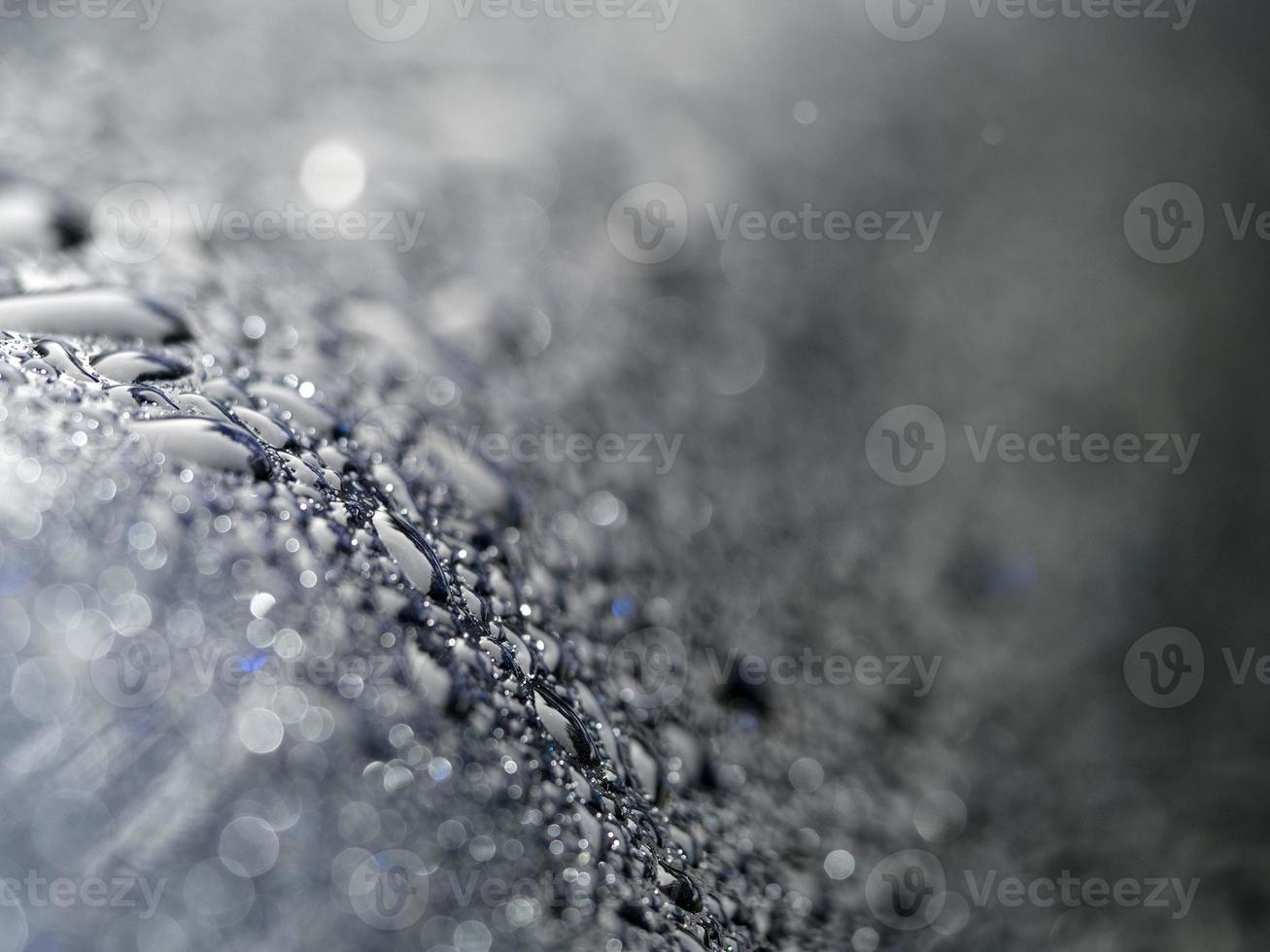 regen druppels Aan blauw metaal dichtbij omhoog macro foto