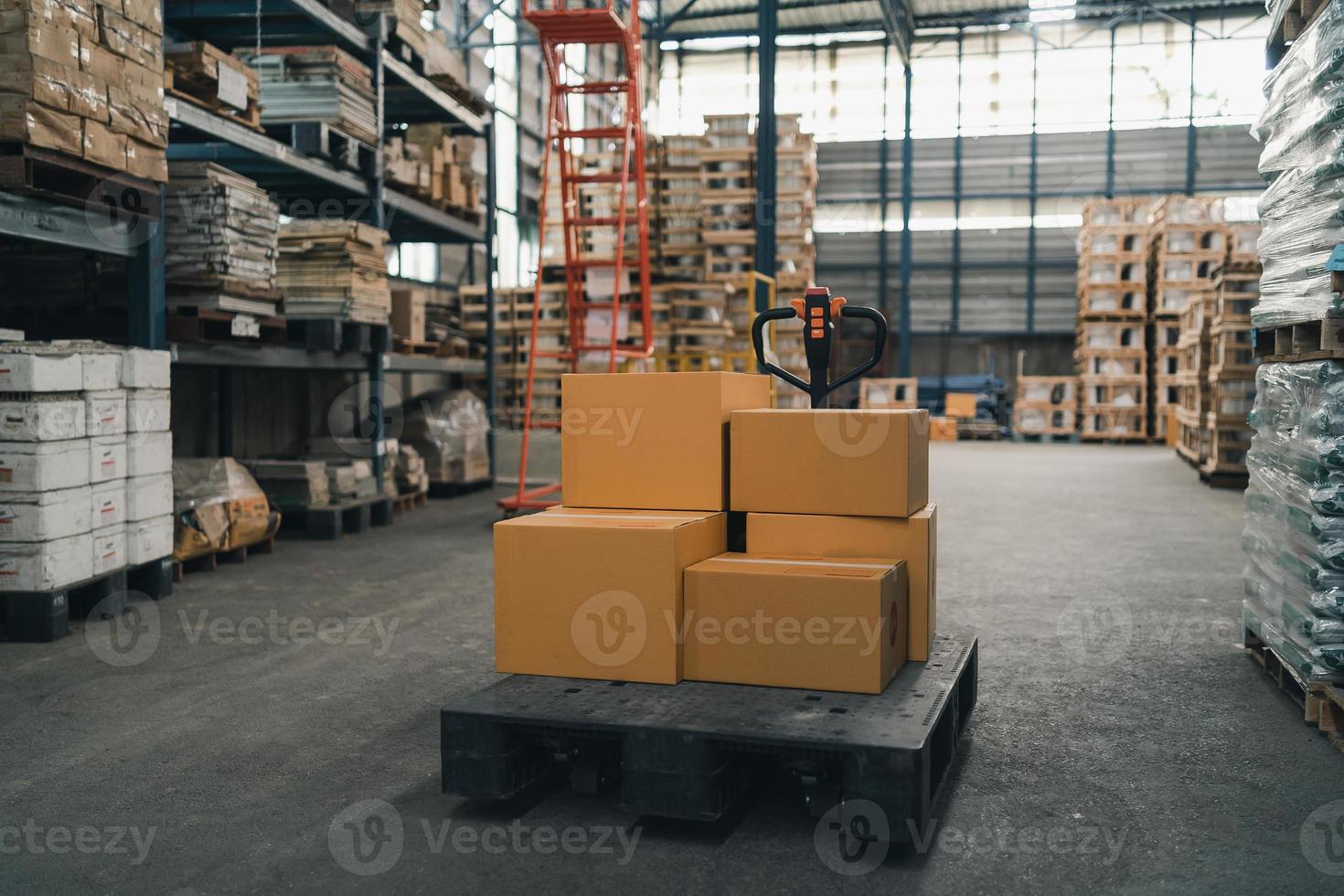 heftrucks voor vervoeren goederen in industrieel magazijn opslagruimte van kleinhandel winkel. magazijn interieur met schappen rek voor houden productie materiaal, pallets en dozen. industrieel concept. foto