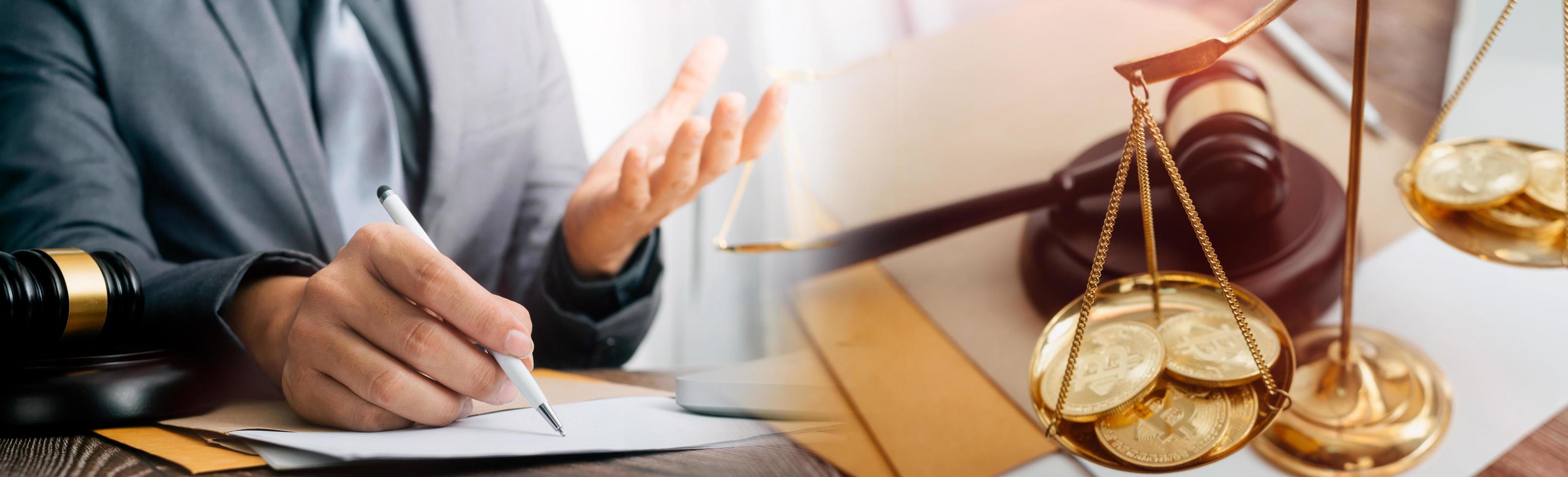 zaken en advocaten bespreken contractpapieren met koperen schaal op bureau in kantoor. wet, juridische diensten, advies, rechtvaardigheid en wet concept foto met film grain effect