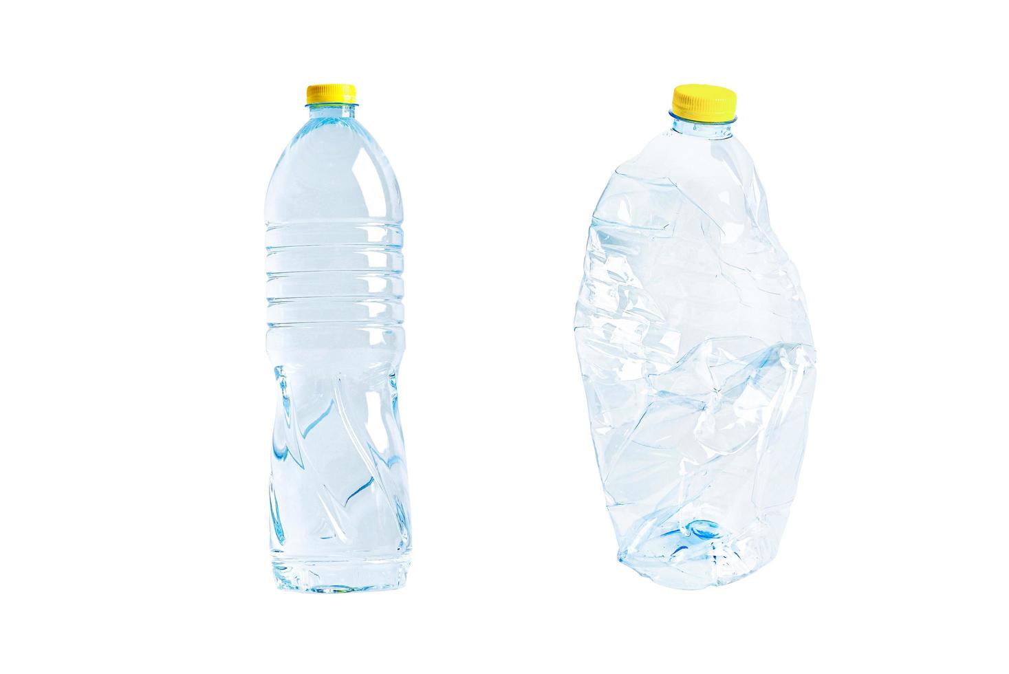 plastic water fles met leeg verfrommeld gebruikt geïsoleerd Aan wit achtergrond, hergebruik, recyclen, vervuiling, omgeving, ecologie, verspilling concept. foto