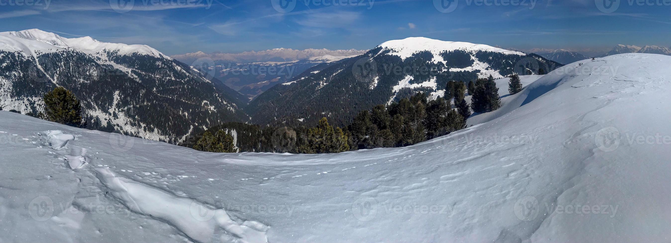 dolomieten panorama landschap in sneeuw winter tijd foto