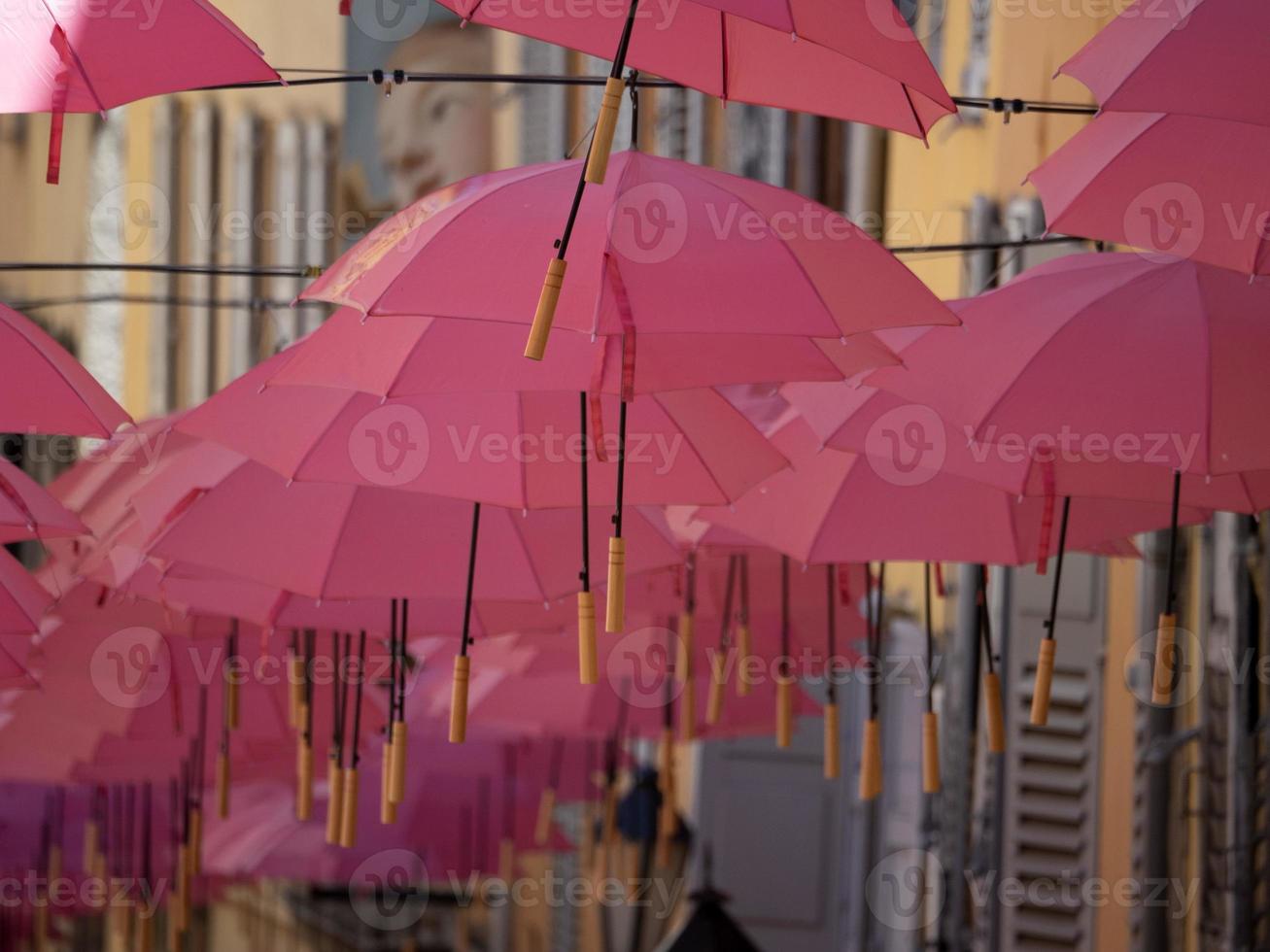 gras Frankrijk roze paraplu's straat foto