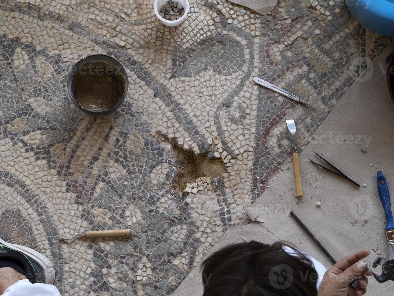 herstellen van oude Romeins mozaïek- van villa del casa, Sicilië foto