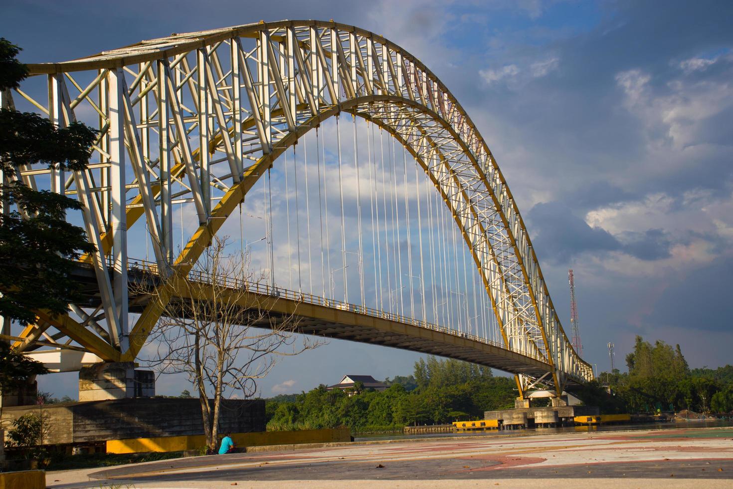 tenggarong, oost kalimantan, indonesië - 15 juni 2021 - king tenggarong stadsbrug foto