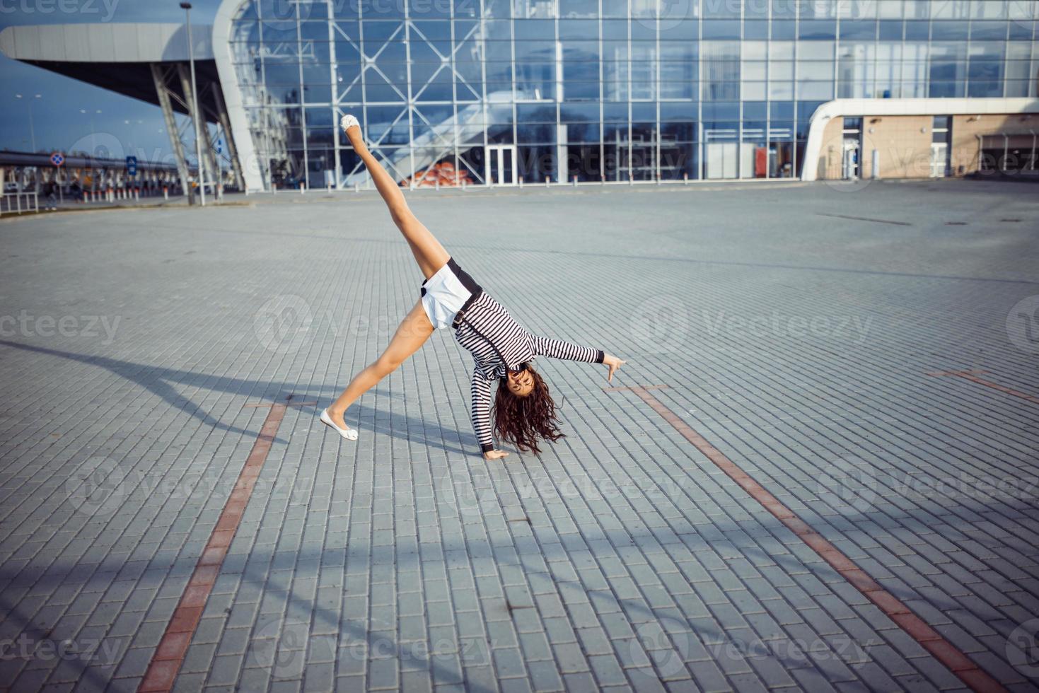 jonge zorgeloze vrouw springen foto