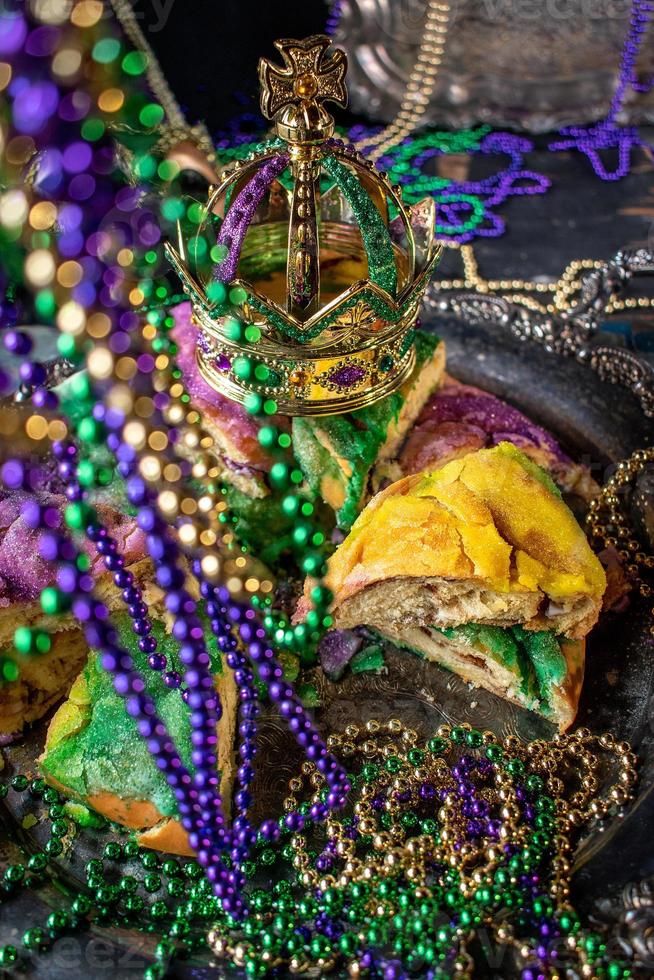 koningstaart met kroon omringd door mardi gras kralen foto