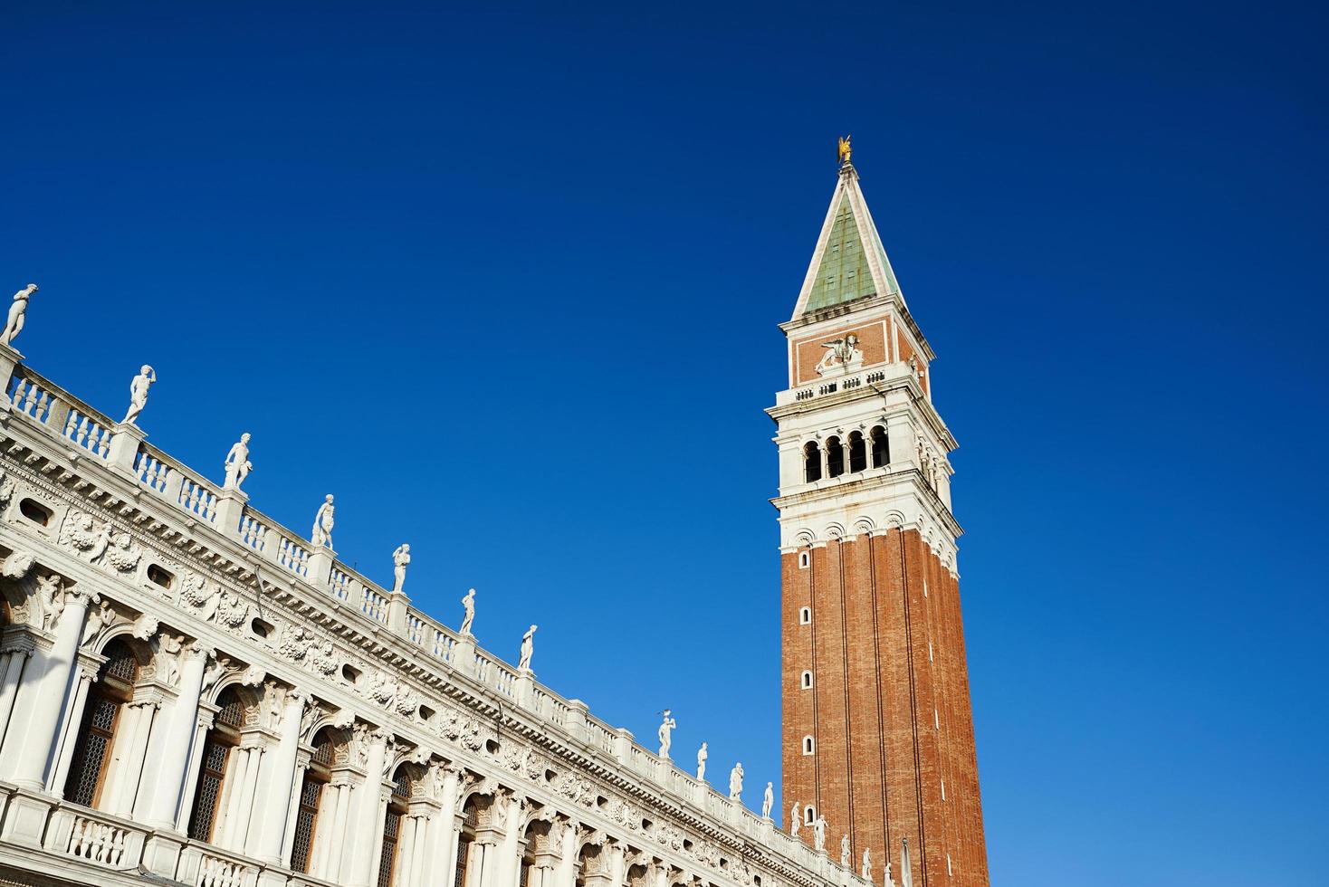 Venetië, Italië - 17 oktober 2021 uitzicht op het San Marcoplein. foto