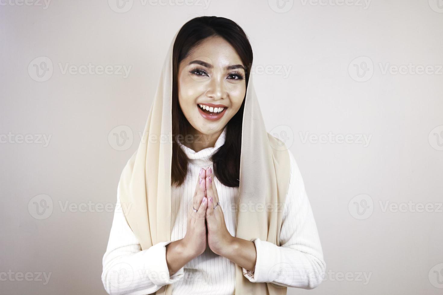 portret jonge mooie moslimvrouw die een hijab draagt. eid mubarak groet foto