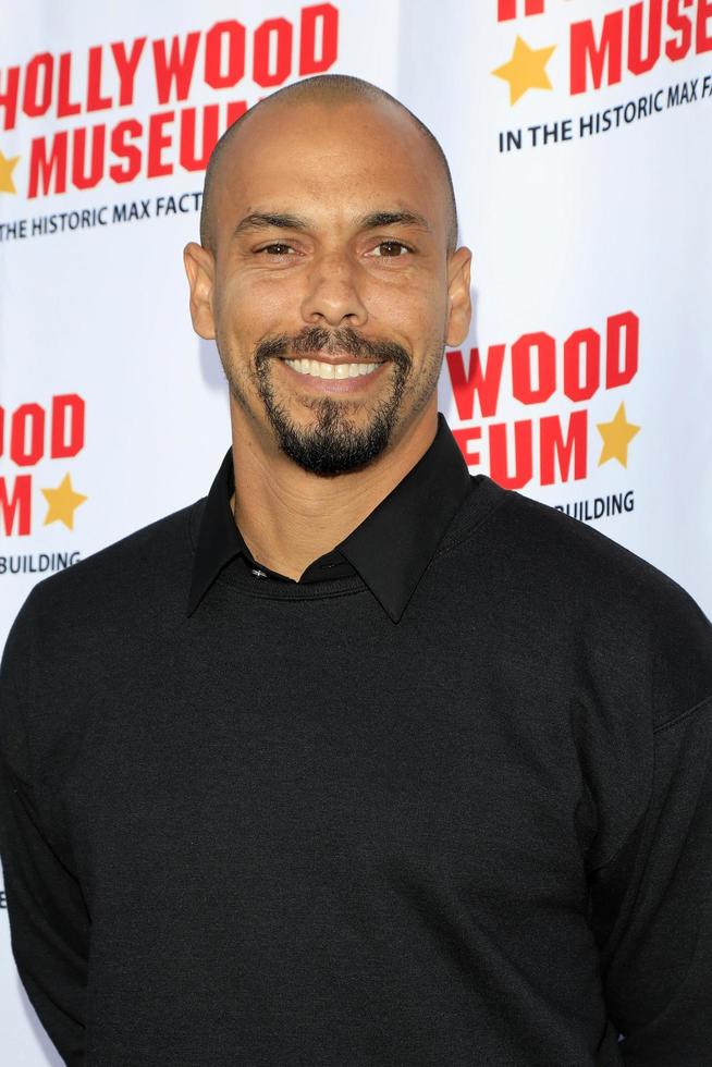 los angeles, 21 april - bryton james in het hollywood museum viert actrice kate linders 40e verjaardag op ynr in hollywood museum op 21 april 2022 in los angeles, ca foto