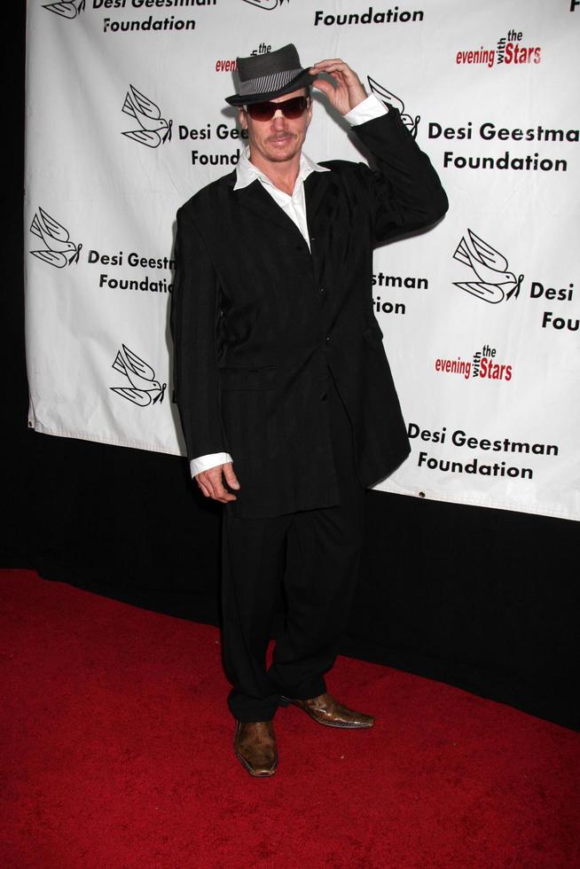 los angeles, 9 okt. david shark fralick arriveert op de avond met de sterren 2010 benefiet voor de desi geestman foundation in het boerenmarkttheater op 9 oktober 2010 in los angeles, ca foto