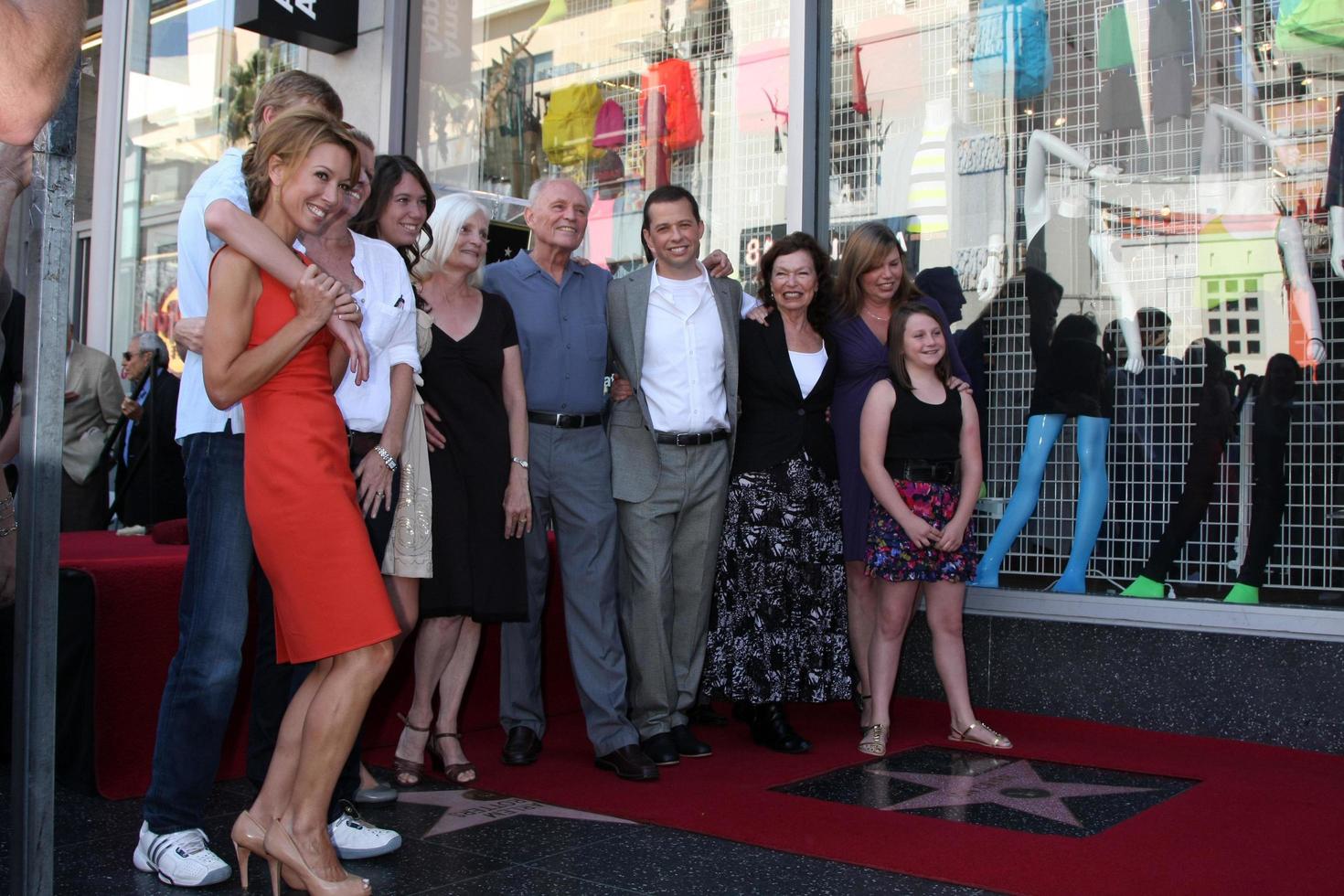 los angeles, 19 sep - jon cryer en familie bij de jon cryer hollywood walk of fame ster ceremonie op hollywood walk of fame op 19 september 2011 in los angeles, ca foto