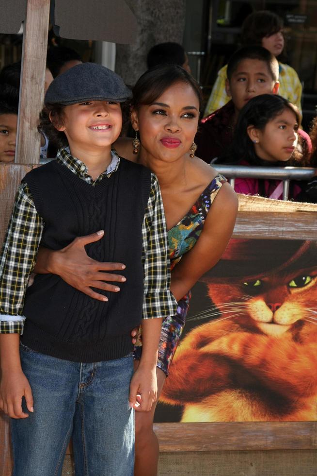 los angeles, 23 okt - sharon leal, zoon puss in boots los angeles première sharon leal arriveert bij de puss in boots première in het regentschap dorpstheater op 23 oktober 2011 in westwood, ca foto