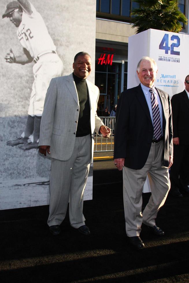 los angeles, 9 april - ricky henderson, pat gillick arriveert op de 42-première in het chinese theater op 9 april 2013 in los angeles, ca. foto