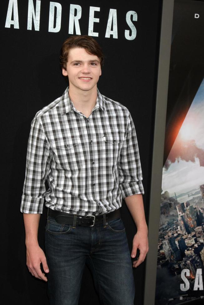 los angeles, 26 mei - joel courtney bij de wereldpremière van san andreas in het tcl chinese theater imax op 26 mei 2015 in los angeles, ca foto