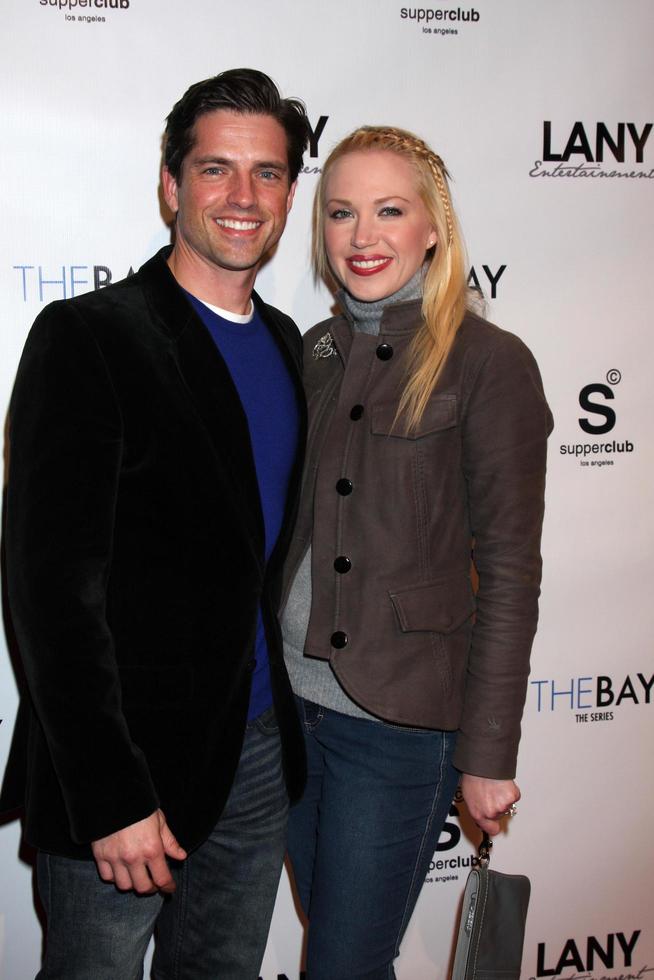 los angeles, 4 dec - scott bailey, adrienne frantz bij de the bay tv pilot industry screening in supperclub op 4 december 2013 in los angeles, ca foto