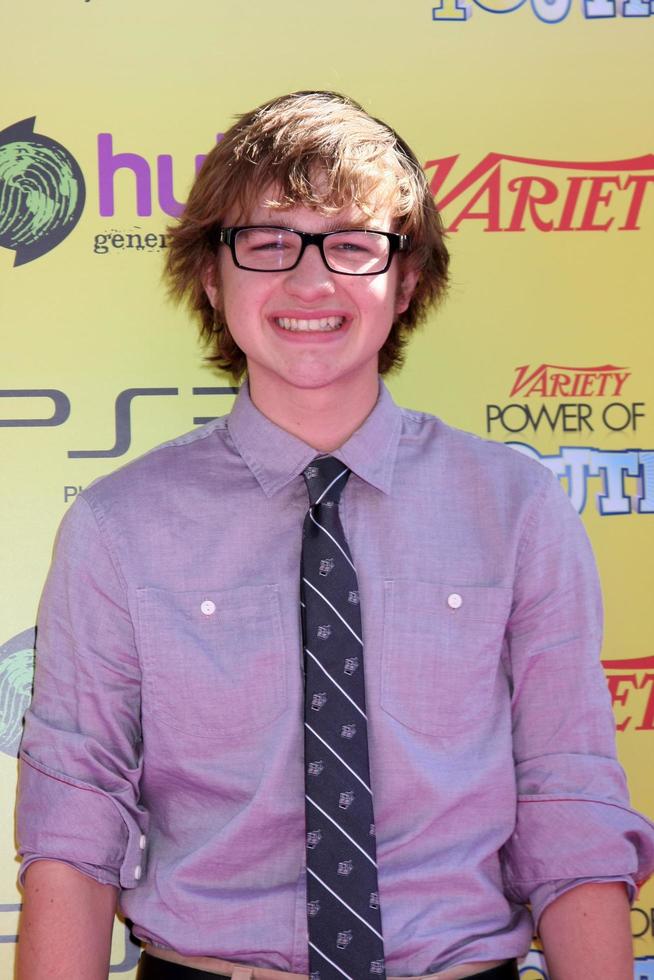 los angeles, 22 okt - angus t jones arriveert op de 2011 variété power of youth evemt in de primordiale studio's op 22 oktober 2011 in los angeles, ca. foto