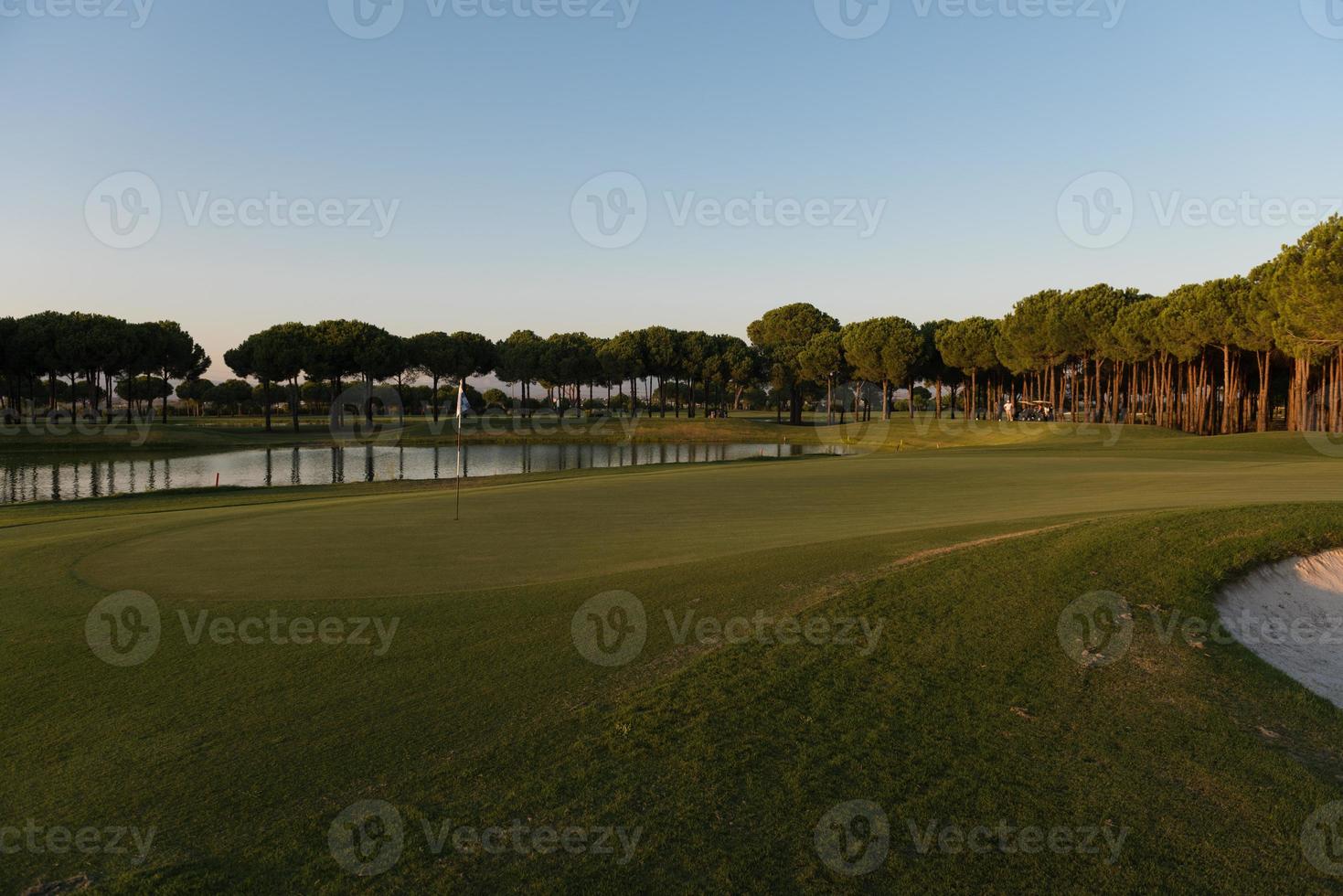 golf Cursus Aan zonsondergang foto