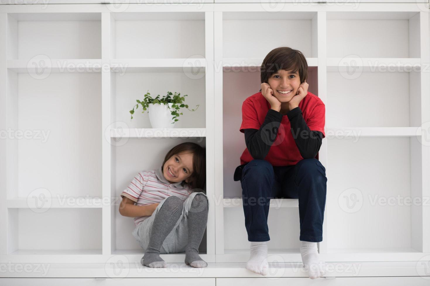 jonge jongens poseren op een plank foto