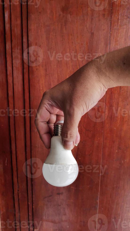 hand met lamp op witte achtergrond foto