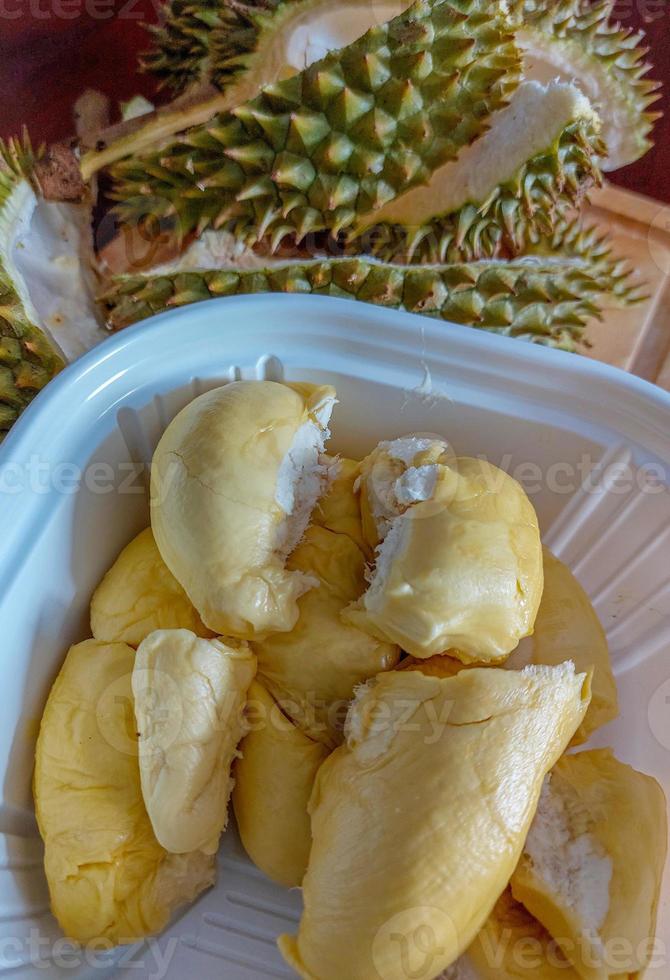 rijpe zoete gele durian. foto