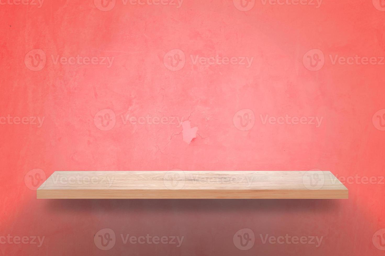 leeg hout plank met grunge roze muur achtergrond foto