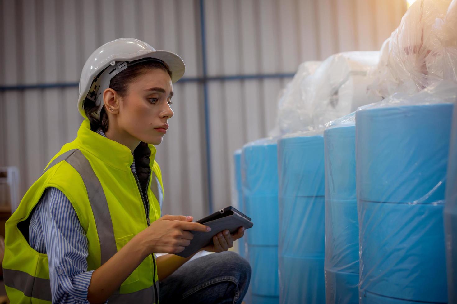 fabrieksingenieur onder inspectie en controle van het kwaliteitsproductieproces op het fabricagestation van het gezichtsmasker door het dragen van een casual uniform en veiligheidshelm in de fabrieksplantage. foto