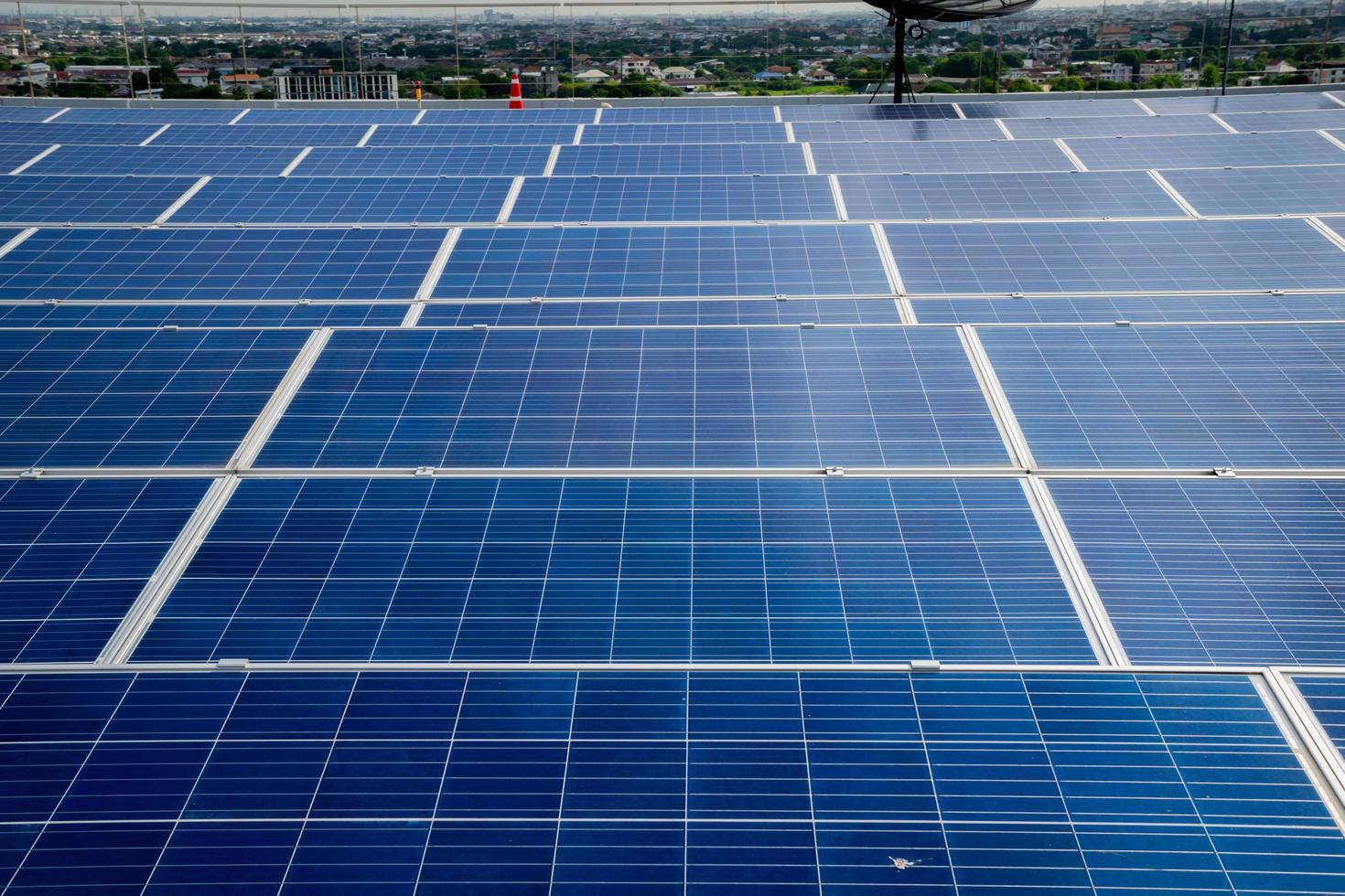 schone zonne-energie, oneindige zonne-energie, het broeikaseffect oplossen met zonne-installatie, zonne-installatie op het dak of dak, de aarde en de energie redden met een goed milieuconcept. foto