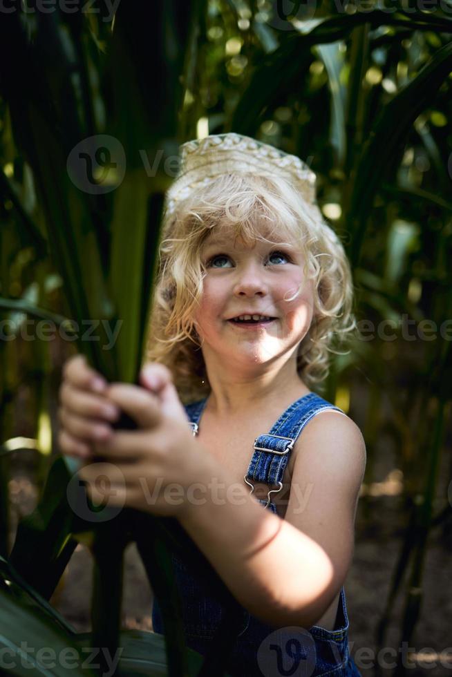 klein blond meisje dat op het platteland speelt foto