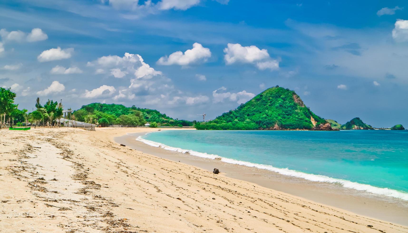 de schoonheid van het mandalika-strand op het eiland lombok, indonesië foto