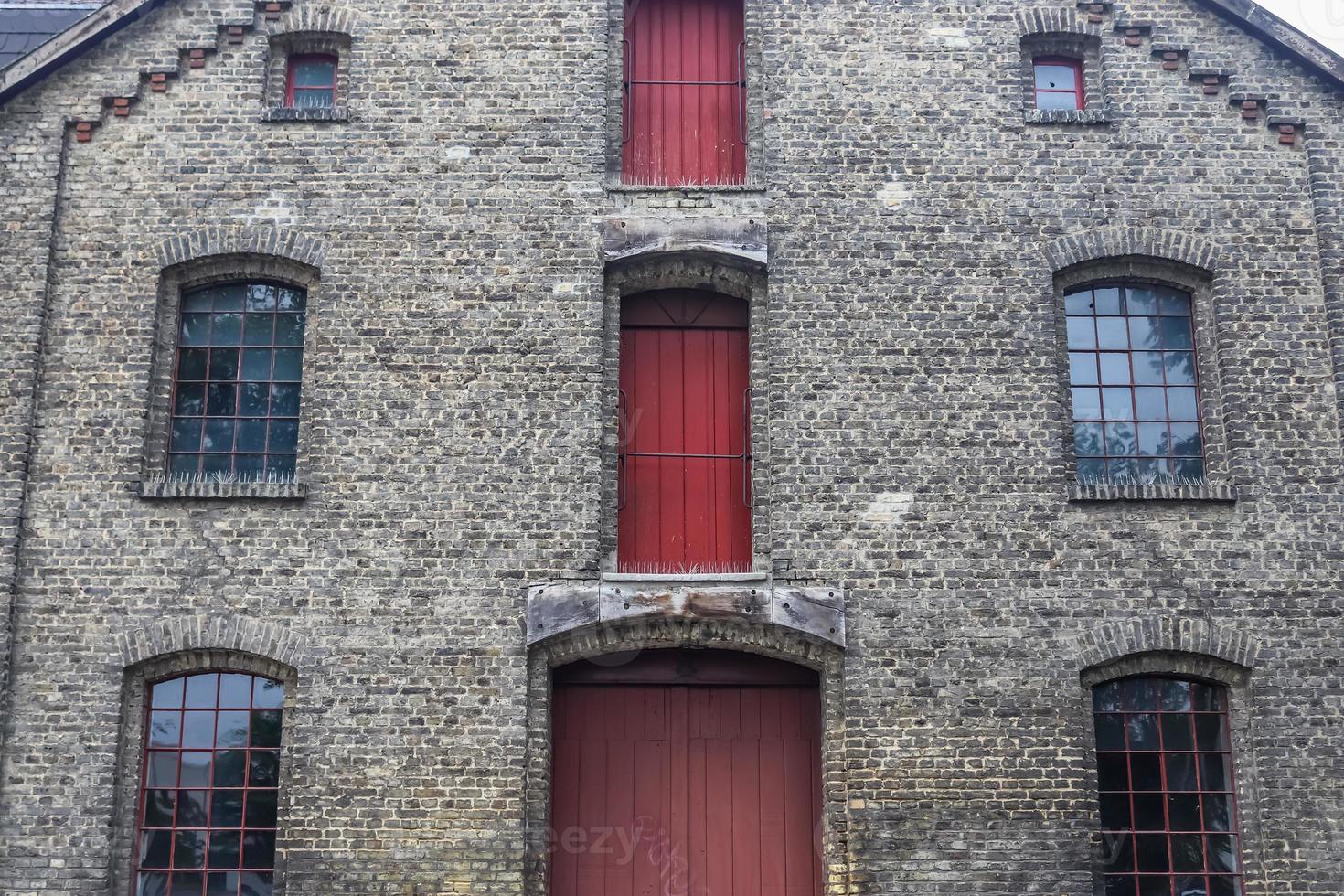 oude verweerde en oude bakstenen muur gebouw. foto