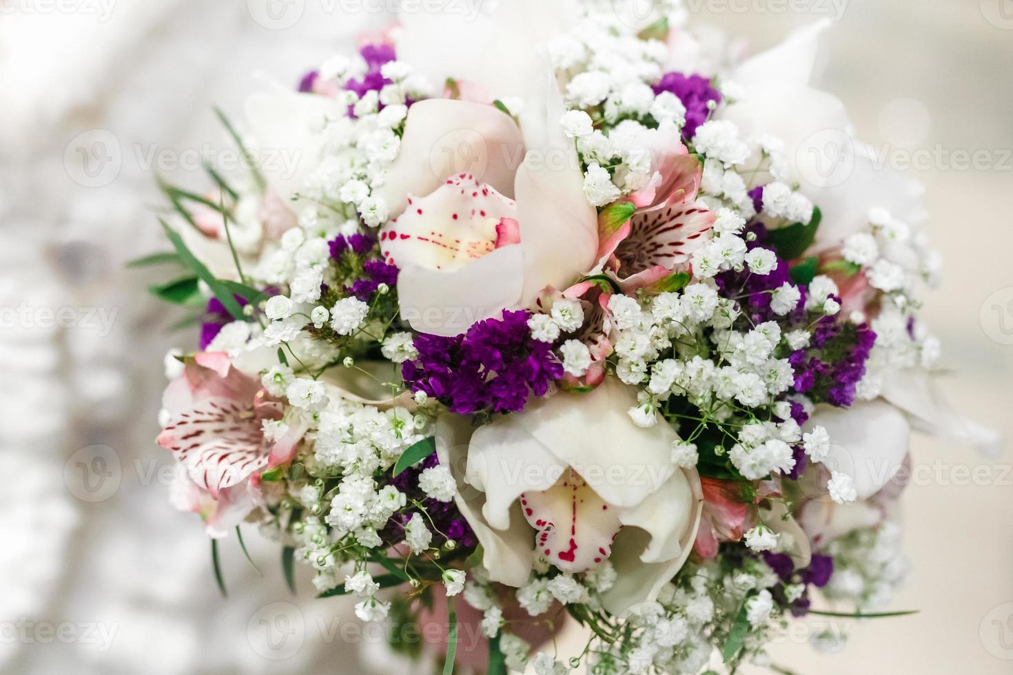 prachtig winters bruidsboeket met orchidee en violet eustoma freesia foto