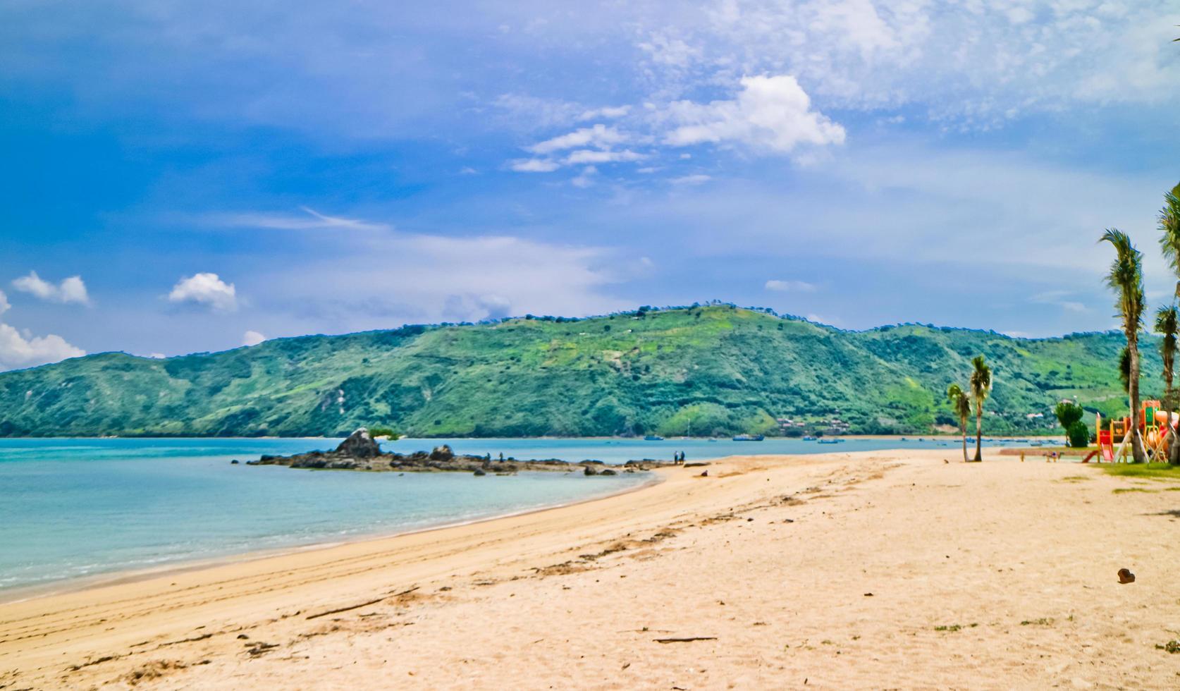 de schoonheid van de tropisch strand van mandala, lombok, west nusa tenggara, Indonesië foto