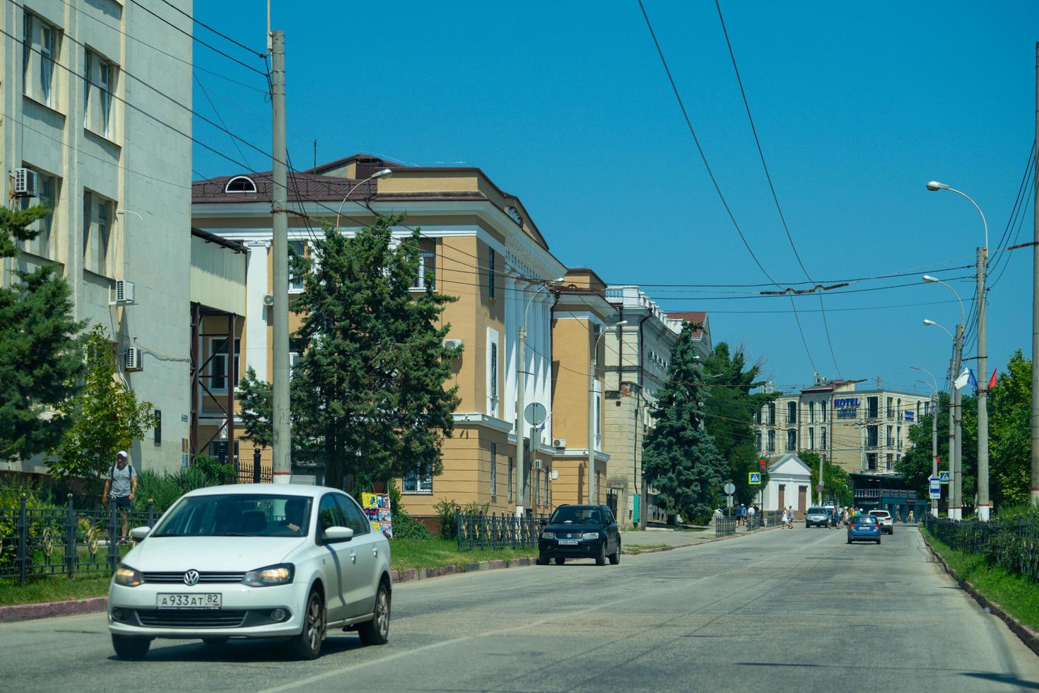 kerk, Krim - juli 31, 2022 stedelijk landschap met straten en vervoer. foto