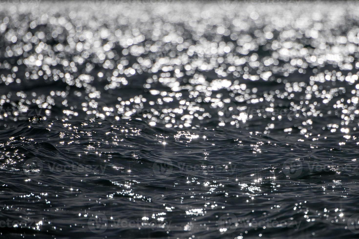 zee oceaan groot golven detail zon schitteren foto