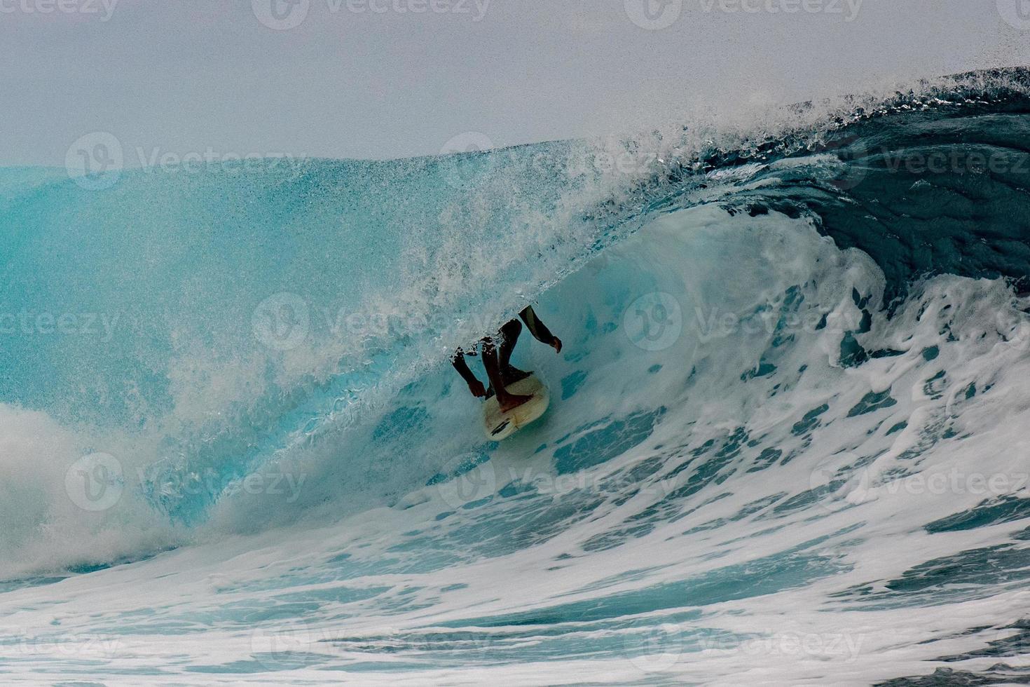 Tahiti, Frans Polynesië - augustus 5 2018 - surfer opleiding dagen voordat billabong Tahiti wedstrijd Bij theehupoo rif foto