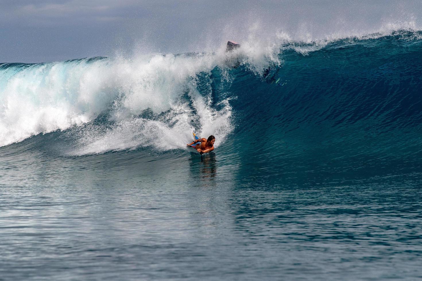 Tahiti, Frans Polynesië - augustus 5 2018 - surfer opleiding dagen voordat billabong Tahiti wedstrijd Bij theehupoo rif foto